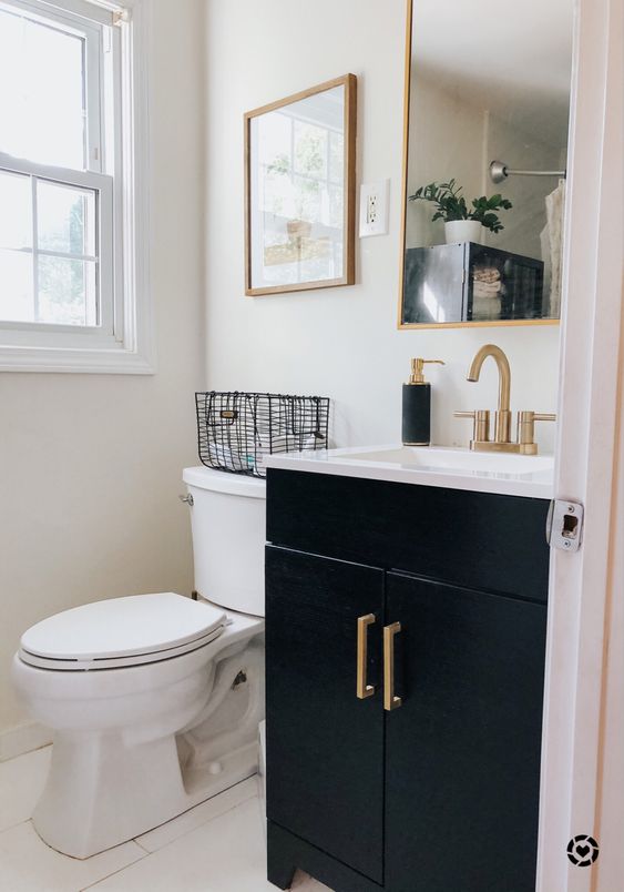 μαύρα-ντουλάπια-μπάνιου-με-χρυσούς-καθρέφτες-ιδέες-διακόσμησης-
