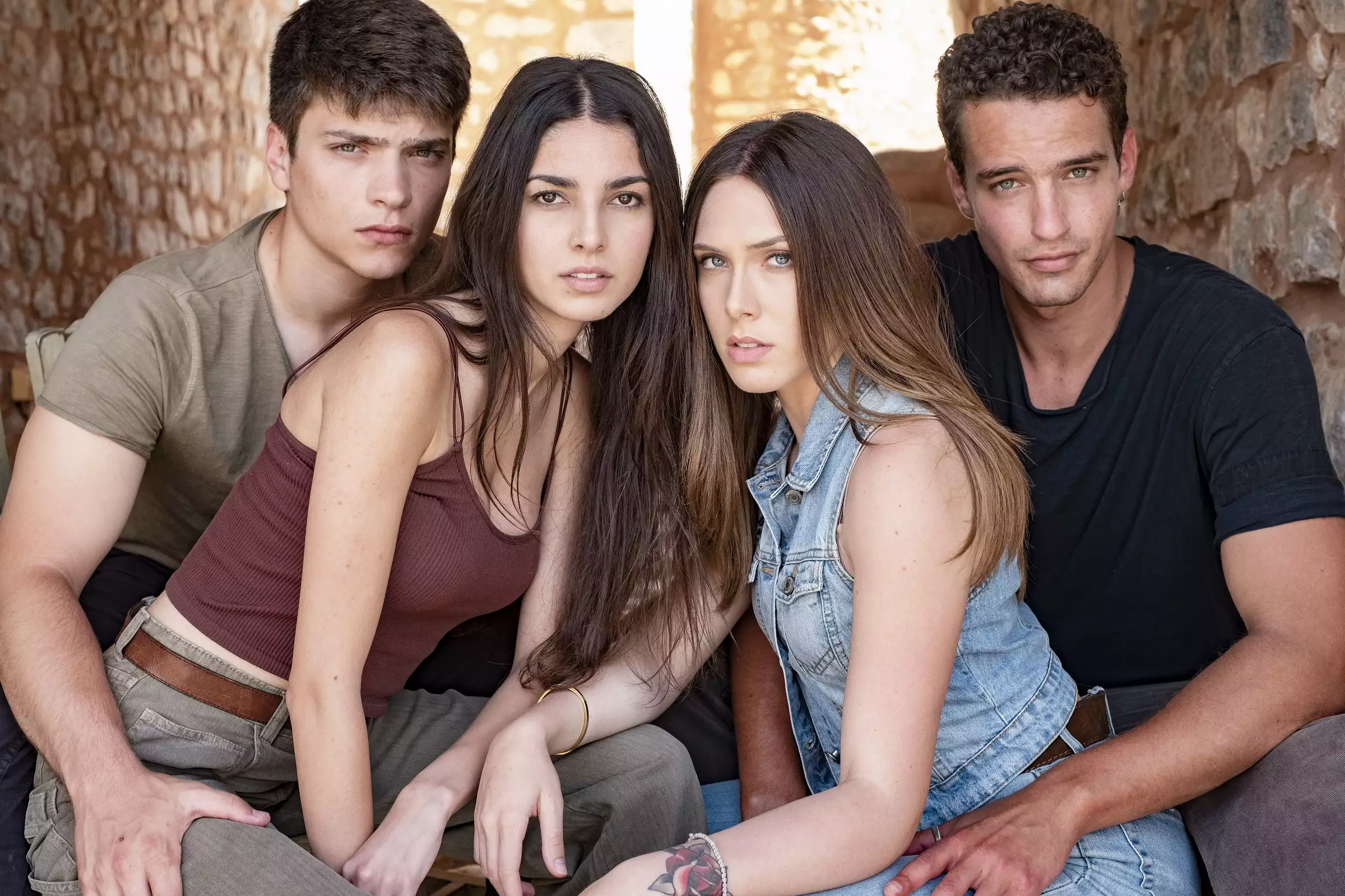 H-Γη-της-Ελιάς-Στέφανος-Μυρτάλη-Φίλλιπος-Βασιλική