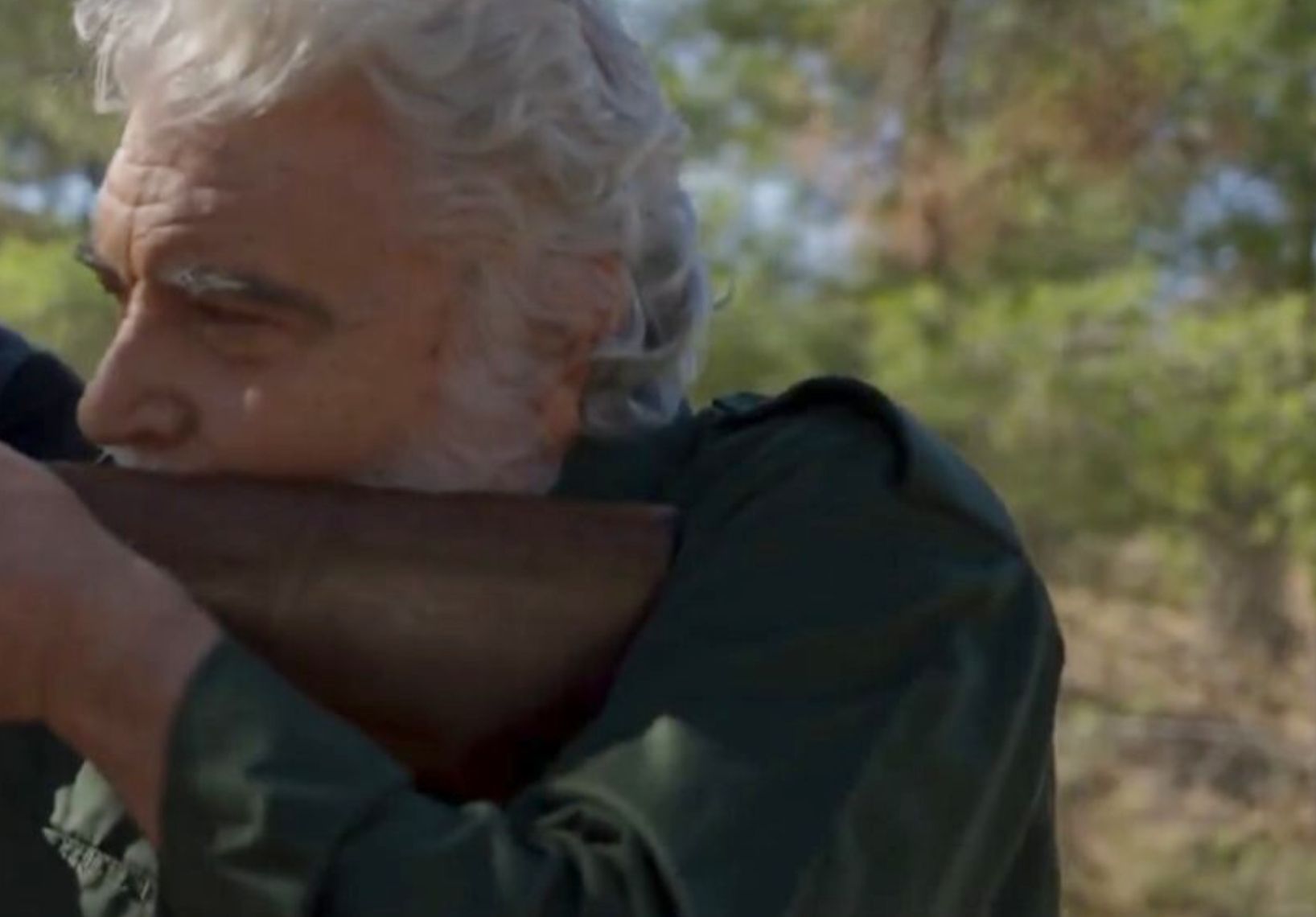 Η Γη της Ελιάς: O Ιάκωβος απειλεί με όπλο τον Δημήτρη