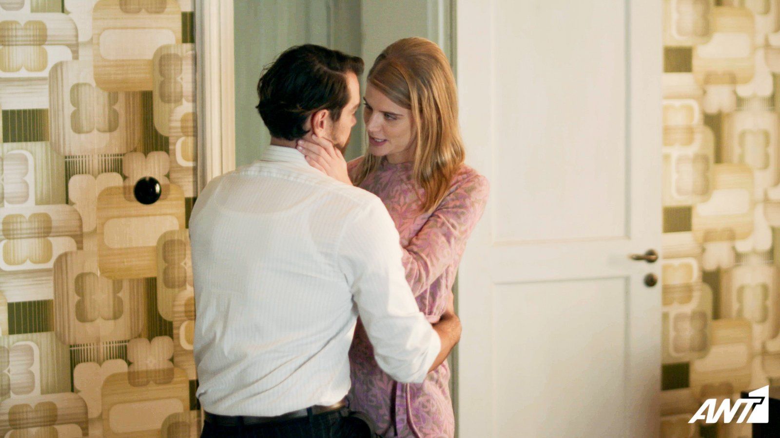 Άγριες Μέλισσες: Οι αρραβώνες της Δρόσως και του Κωνσταντή