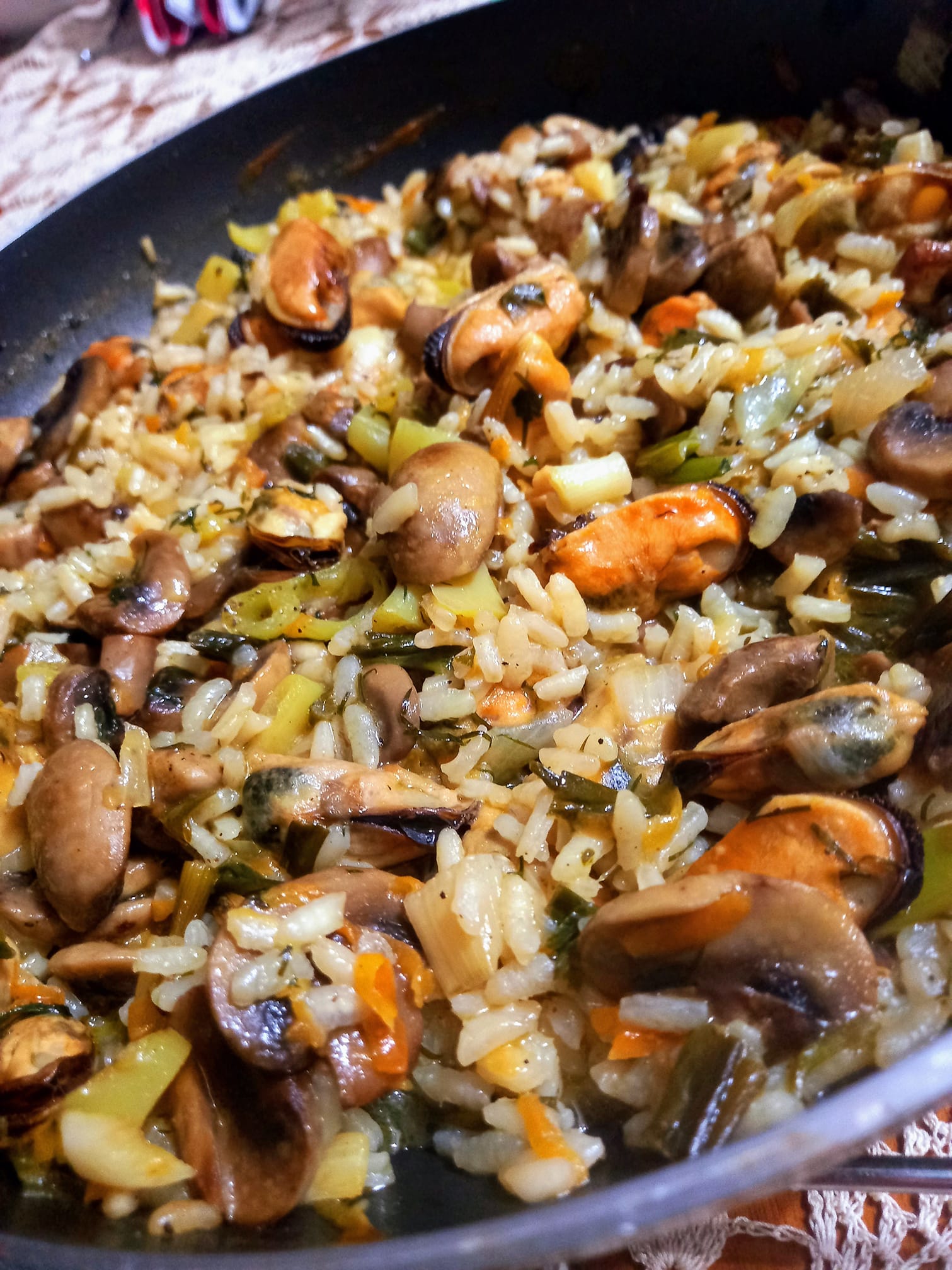 συνταγή-για-μυδοπίλαφο-με-μανιτάρια-