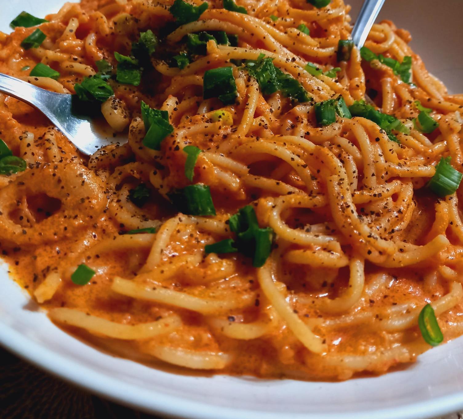 Μακαρόνια με σάλτσα ταραμά