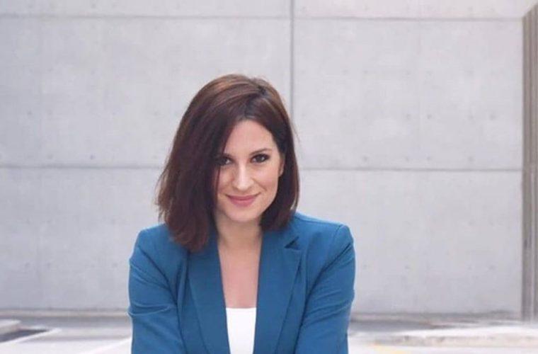 Νίκη Λυμπεράκη: Η φωτογραφία με τον κατάξανθο γιο της στο υπέροχο σαλόνι του σπιτιού της! (εικόνες)