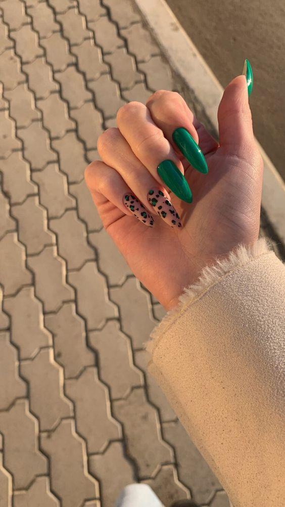 πράσινο-μανικιούρ-με-animal print-ιδέες-για-νύχια-τον-Απρίλιο-