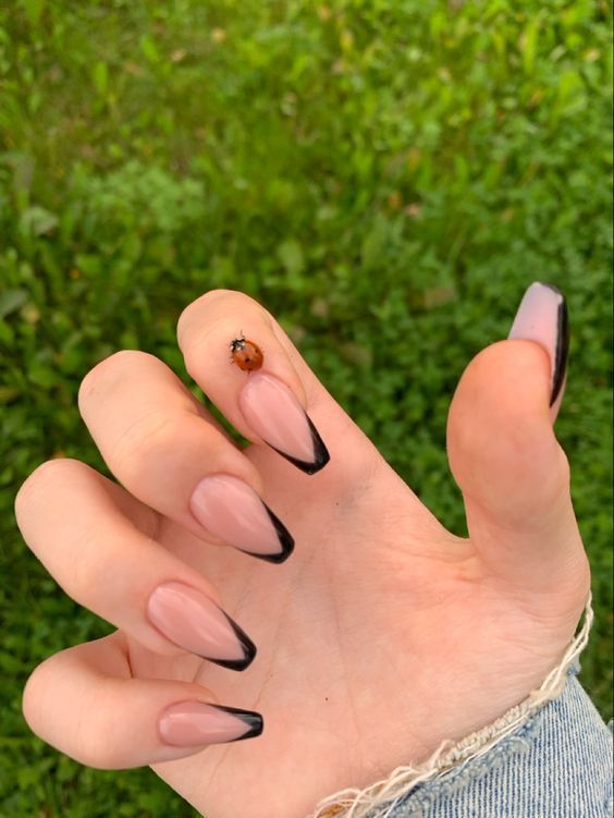 παραλλαγή-γαλλικού μανικιούρ-σε-μαύρο-ιδέες-για-νύχια-τον-Απρίλιο-