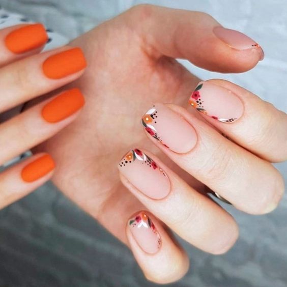 πορτοκαλί-και-μπεζ-νύχια-με-φλοράλ σχέδια-ιδέες-για-νύχια-τον-Απρίλιο-