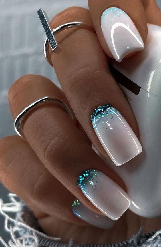 λευκό-μανικιούρ-με-πετρόλ-γκλίτερ-ιδέες-για-νύχια-τον-Απρίλιο 2022-