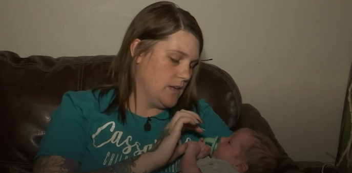 μητέρα-ξεγέννησε-το-παιδί-που-υιοθέτησε-