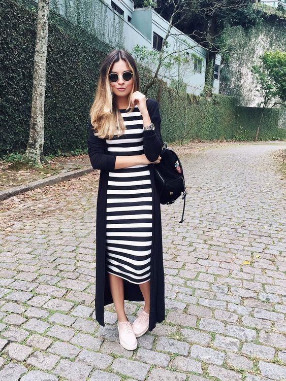φόρεμα-με-ρίγες-και-μαύρο-πανωφόρι-ιδέες-για-ντύσιμο-τον-Απρίλιο 2022-