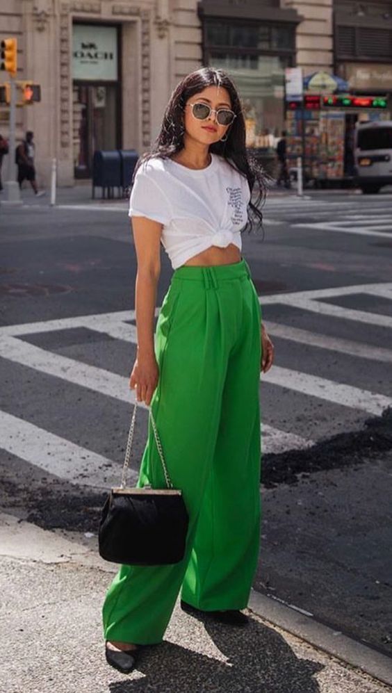λευκό-t shirt-με-πράσινο-παντελόνι-ιδέες-για-ντύσιμο-τον-Απρίλιο 2022-