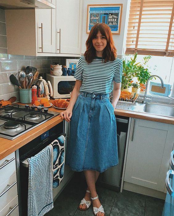 μπλούζα-με-ρίγες-και-τζιν φούστα-ιδέες-για-ντύσιμο-τον-Απρίλιο 2022-
