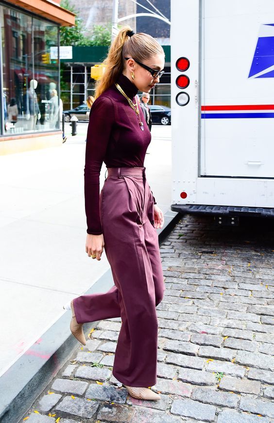 μπορντό-μπλούζα-με-μοβ-παντελόνι-ιδέες-για-ντύσιμο-τον-Απρίλιο 2022-