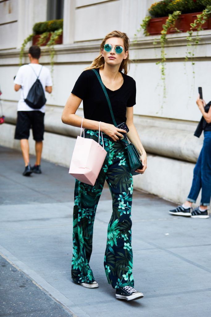 μαύρη-μπλούζα-με-φλοράλ παντελόνι-ιδέες-για-ντύσιμο-τον-Απρίλιο 2022-