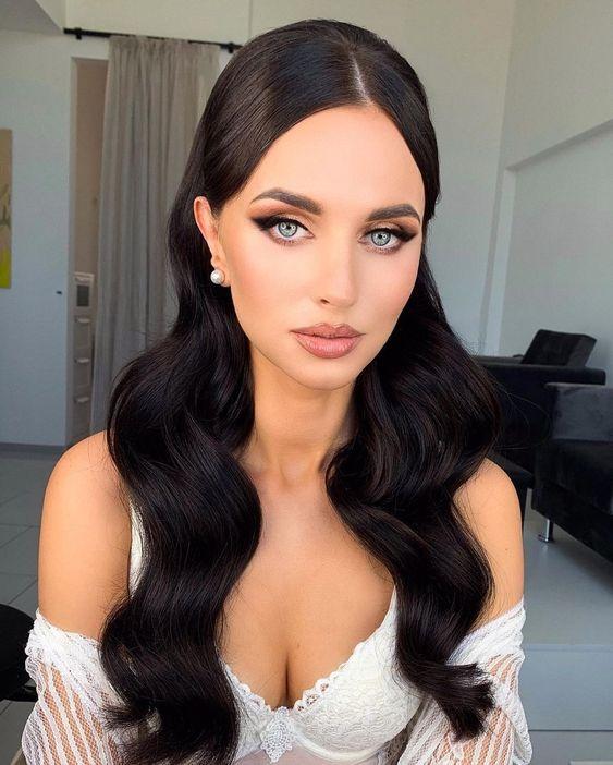 κυματιστά μαλλιά-ιδέες-για-χτενίσματα-και-κουρέματα-τον-Απρίλιο 2022-