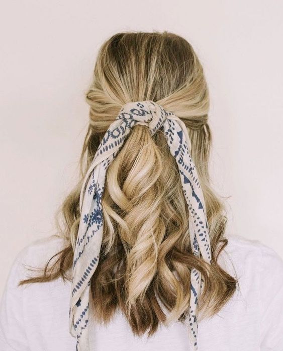 φουλάρια-στα-μαλλιά-ιδέες-για-χτενίσματα-και-κουρέματα-τον-Απρίλιο 2022-