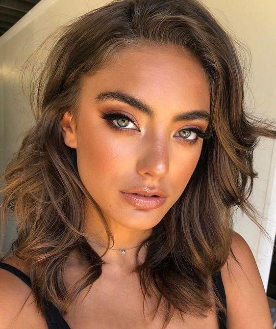 κυματιστά-μεσαίου μήκους-μαλλιά-ιδέες-για-χτενίσματα-και-κουρέματα-τον-Απρίλιο 2022-