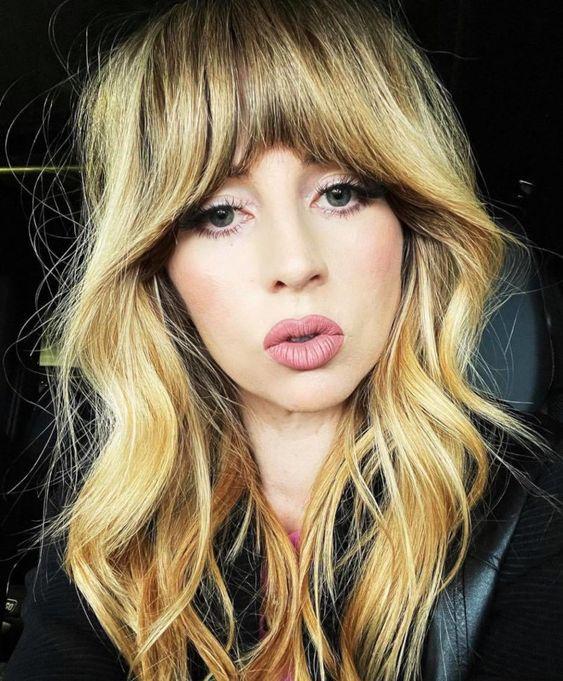 αφέλειες-στα-μαλλιά-ιδέες-για-χτενίσματα-και-κουρέματα-τον-Απρίλιο 2022-