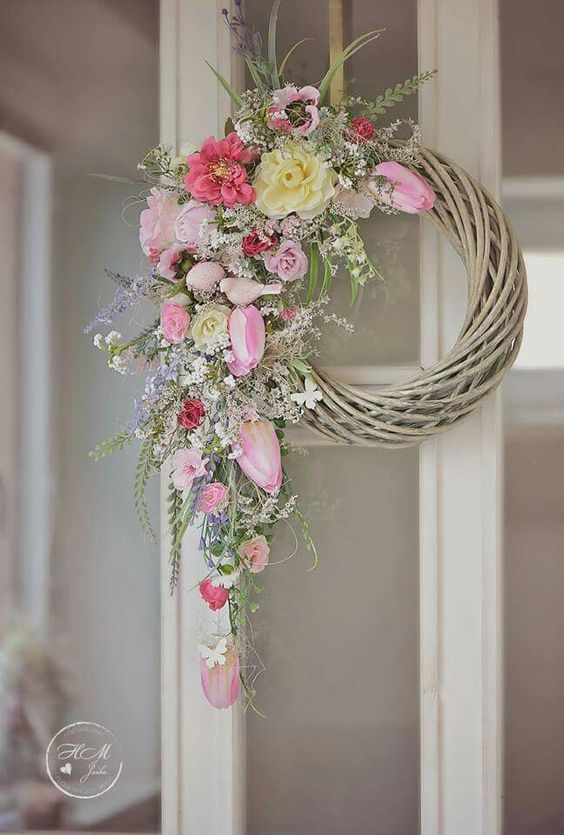 ξύλινο-πασχαλινό στεφάνι-με-κρεμαστά-λουλούδια-ιδέες-για-πασχαλινά στεφάνια 2022-