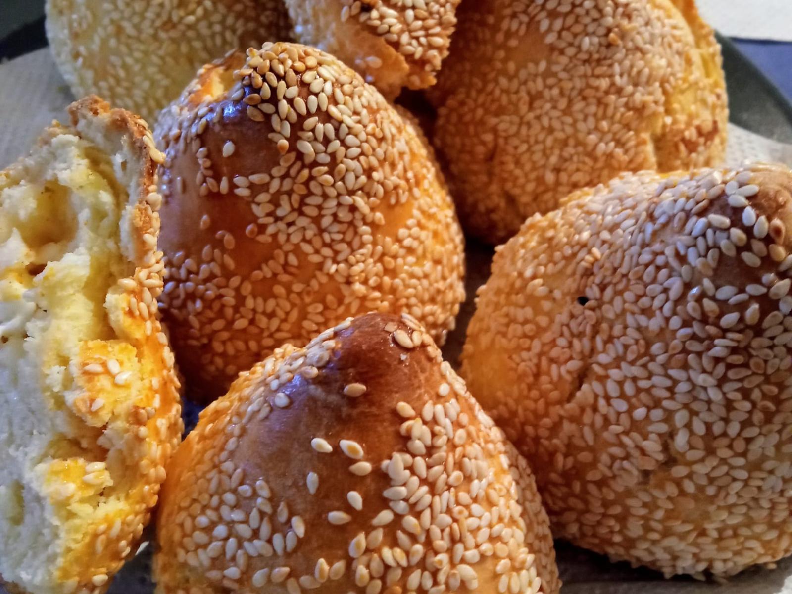 Τυρομπουκίτσες- με -σουσάμι-