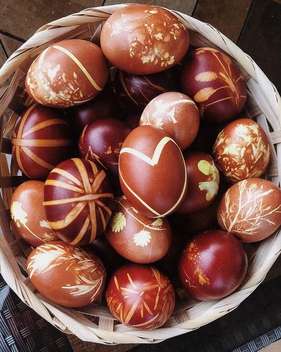 πασχαλινά αυγά-από-κρεμμύδι-ιδέες-για-να-βάψεις-τα-πασχαλινά-αυγά-