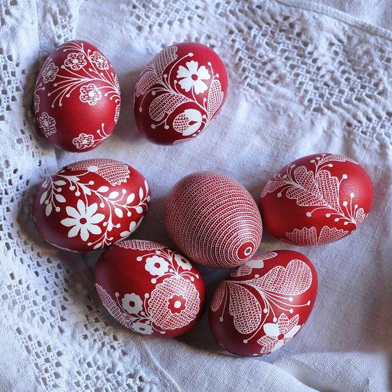 κόκκινα-πασχαλινά-αυγά-με-σχέδια-ιδέες-για-να-βάψεις-τα-πασχαλινά-αυγά-
