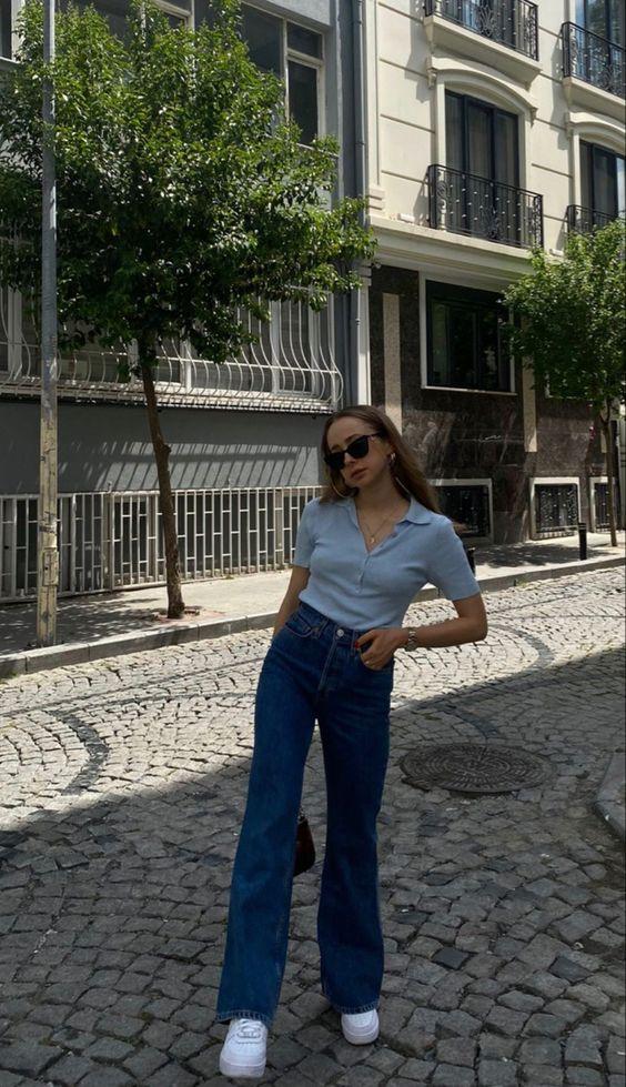 θαλασσί-t-shirt-με-flare denim τζιν παντελόνι-ιδέες-