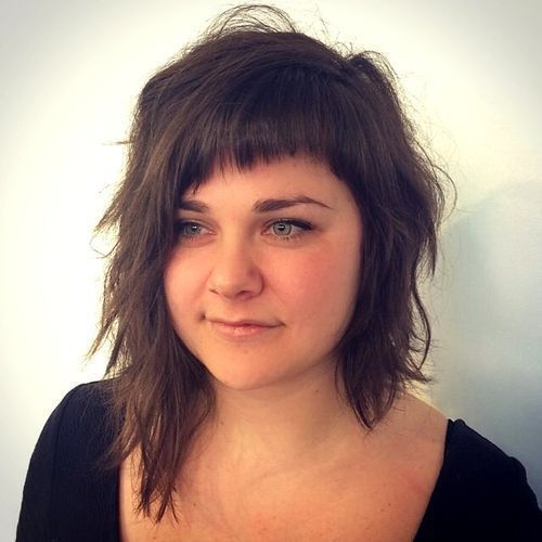 ασύμμετρο-καρέ-σε-σπαστά-μαλλιά-με-κοντές αφέλειες-ιδέες-