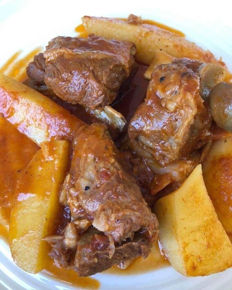 Αρνί -κοκκινιστό -με- πατάτες- στην- κατσαρόλα-