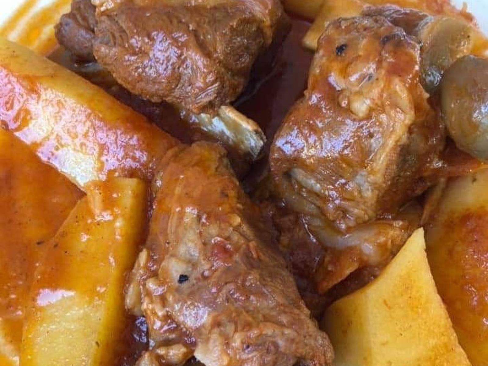 Αρνί -κοκκινιστό -με- πατάτες- στην- κατσαρόλα-