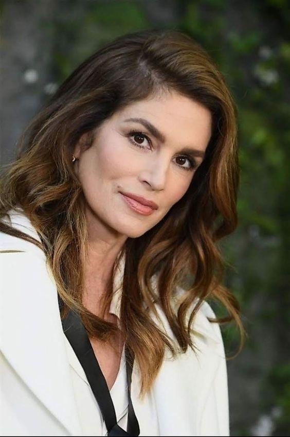 μεσαίου μήκους-μαλλιά-ιδέες-για-κουρέματα-για-γυναίκες-άνω των 40-