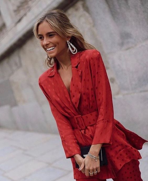 κόκκινο-πουά-σακάκι-total red ντύσιμο-την-Άνοιξη 2022-ιδέες-
