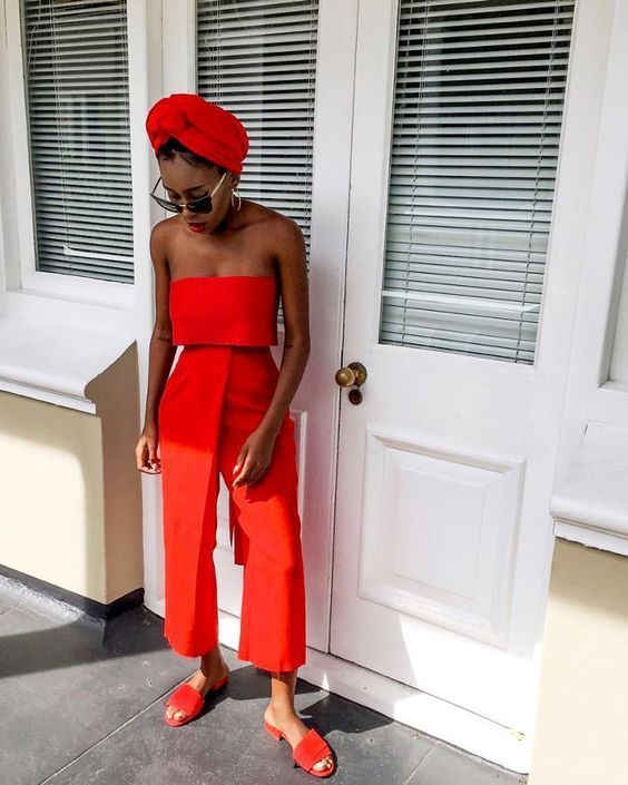 κόκκινο-τοπ-με-κόκκινο-παντελόνι-και-κόκκινο-καφτάνι-total red ντύσιμο-την-Άνοιξη 2022-ιδέες-