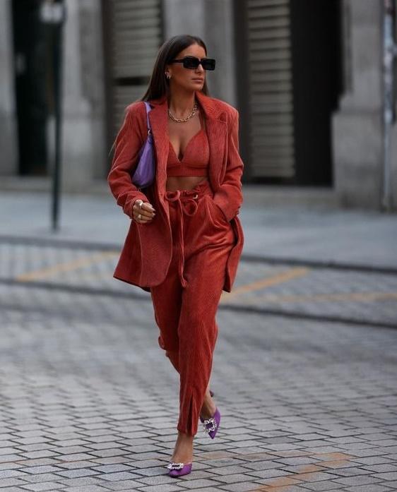 κόκκινο-σακάκι-με-κόκκινο-τοπ-και-κόκκινο παντελόνι-total red ντύσιμο-την-Άνοιξη 2022-ιδέες-