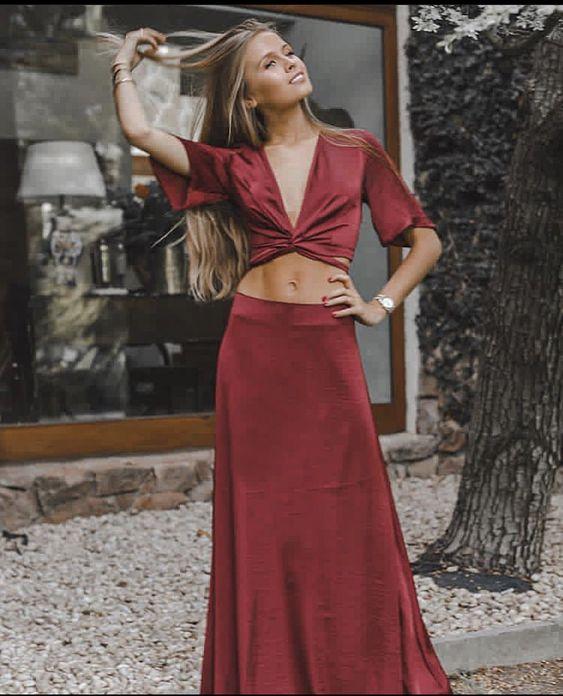 κόκκινο τοπ-με-κόκκινη-μάξι φούστα-total red ντύσιμο-την-Άνοιξη 2022-ιδέες-