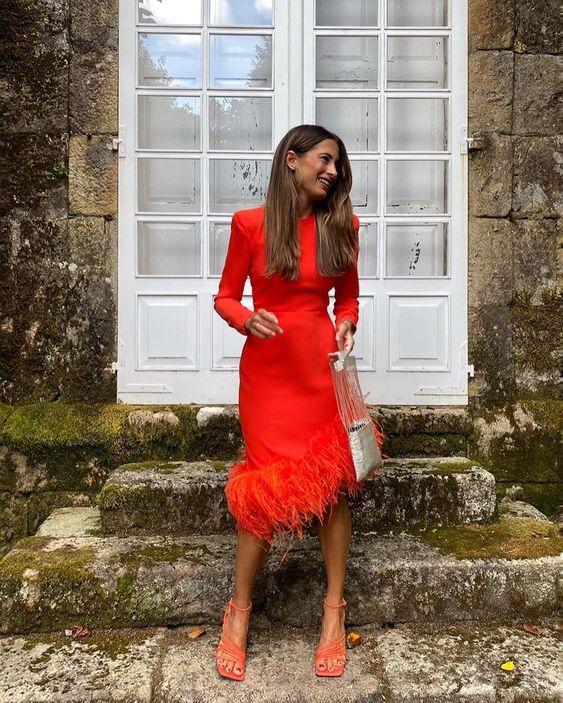 κόκκινο φόρεμα-με-πούπουλα-total red ντύσιμο-την-Άνοιξη 2022-ιδέες-