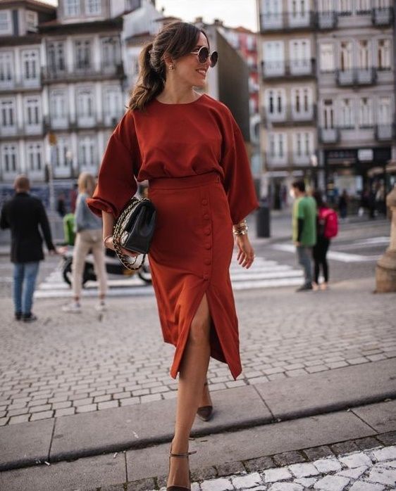 κόκκινη-μπλούζα-και-κόκκινη φούστα-total red ντύσιμο-την-Άνοιξη 2022-ιδέες-