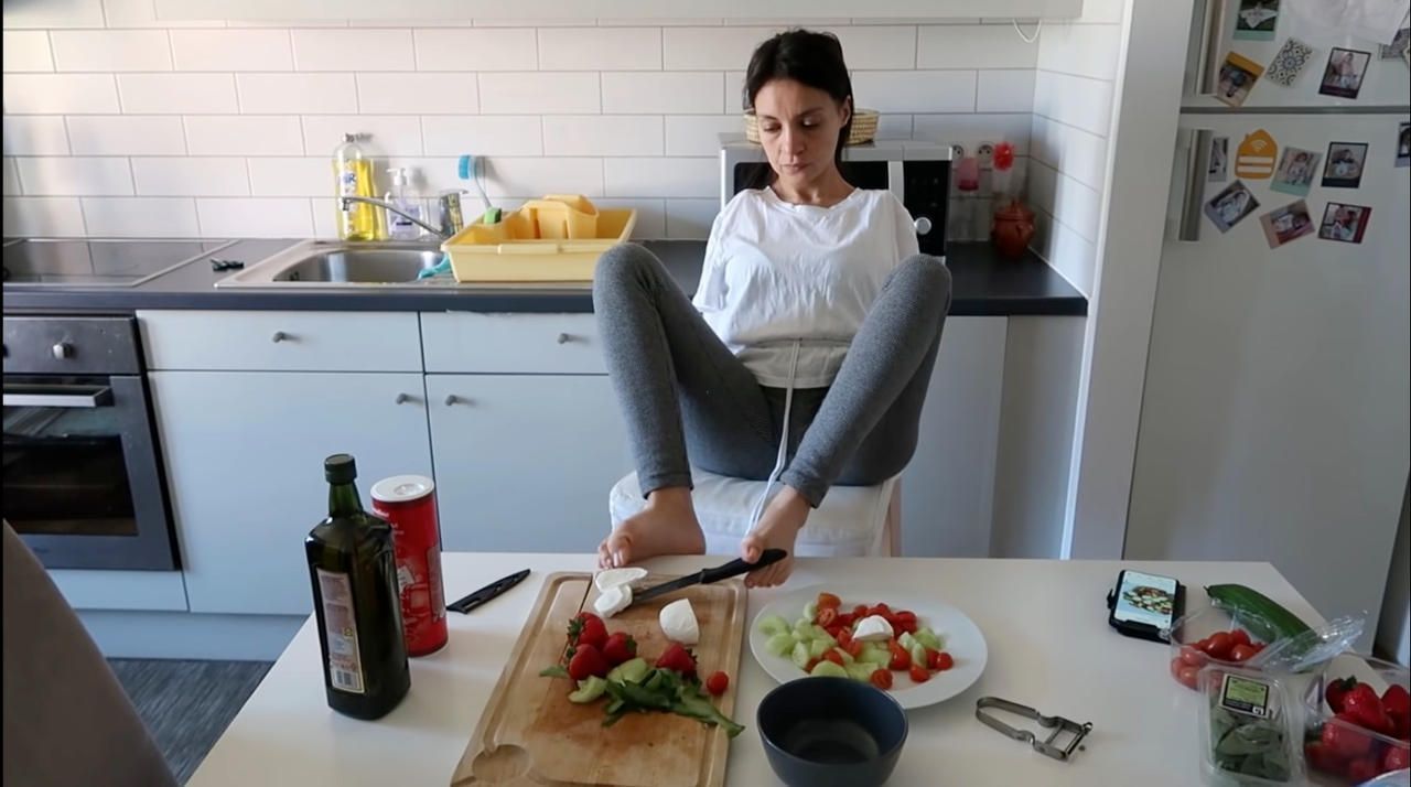 μαμά-χωρίς-χέρια-μεγαλώνει-το-παιδί-της-με-τα-πόδια- μαμά-χωρίς-χέρια-μεγαλώνει-το-παιδί-της-με-τα-πόδια-