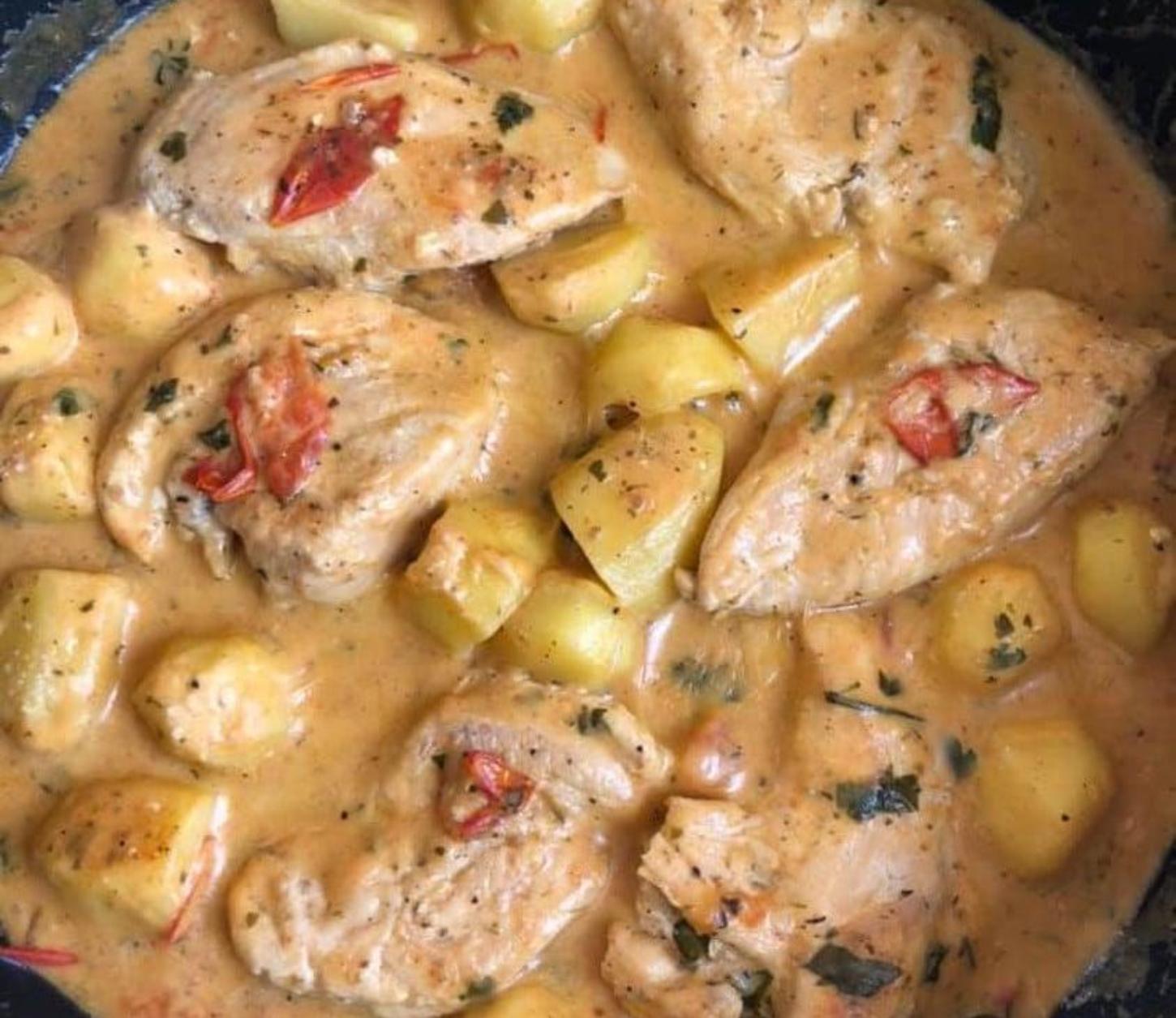 Κοτόπουλο στο τηγάνι με κρέμα γάλακτος και πατάτες