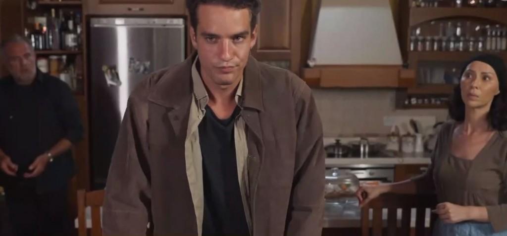 Γη της Ελιάς-ο-Στέφανος-εγκαταλείπει-την-μάνα-του-