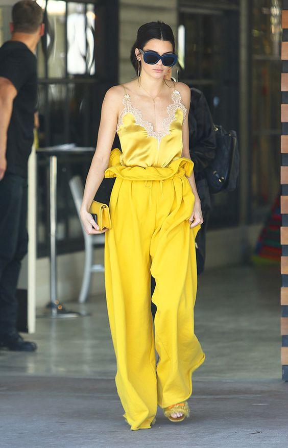 κίτρινο-σατέν τοπ-και-κίτρινη-παντελόνα-total-yellow-outfits-ιδέες-για-την-Άνοιξη-Καλοκαίρι 2022-