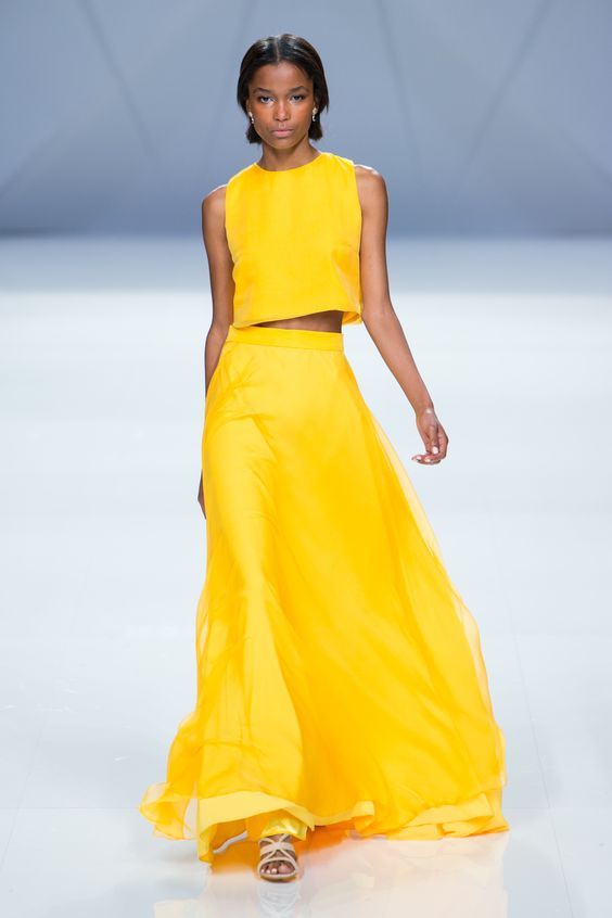 κίτρινο-τοπ-και-κίτρινη μάξι-φούστα-total-yellow-outfits-ιδέες-για-την-Άνοιξη-Καλοκαίρι 2022-