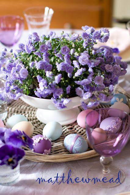γλάστρα-με-λουλούδια-και-πασχαλινά αυγά-σε-μοβ-χρώμα-ιδέες-για-πασχαλινή-διακόσμηση-