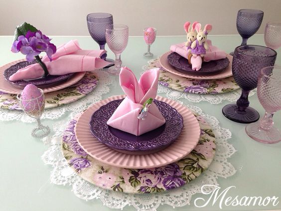 πασχαλινό-τραπέζι-ιδέες-πασχαλινής-διακόσμησης-σε-μοβ-χρώμα-