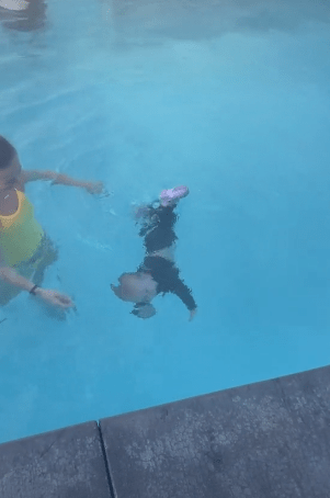 πατέρας-έριξε-το-παιδί-του-στην-πισίνα-για-να-μάθει-να-κολυμπάει- πατέρας-έριξε-το-παιδί-του-στην-πισίνα-για-να-μάθει-να-κολυμπάει-