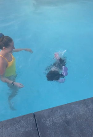 πατέρας-έριξε-το-παιδί-του-στην-πισίνα-για-να-μάθει-να-κολυμπάει- πατέρας-έριξε-το-παιδί-του-στην-πισίνα-για-να-μάθει-να-κολυμπάει-