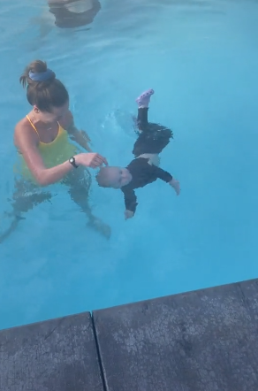 πατέρας-έριξε-το-παιδί-του-στην-πισίνα-για-να-μάθει-να-κολυμπάει- πατέρας-έριξε-το-παιδί-του-στην-πισίνα-για-να-μάθει-να-κολυμπάει-