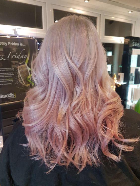 ροζ-μακριά-κυματιστά μαλλιά-για-το-Καλοκαίρι 2022-