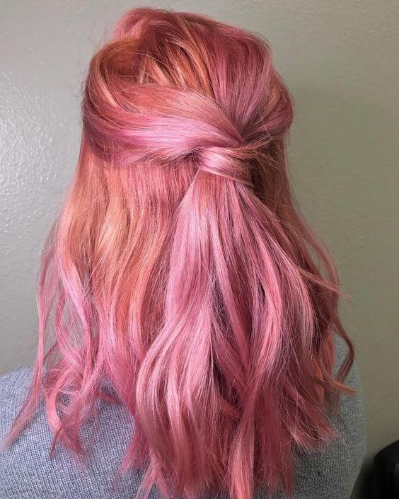 ροζ-μακριά-σπαστά μαλλιά-για-το-Καλοκαίρι 2022-