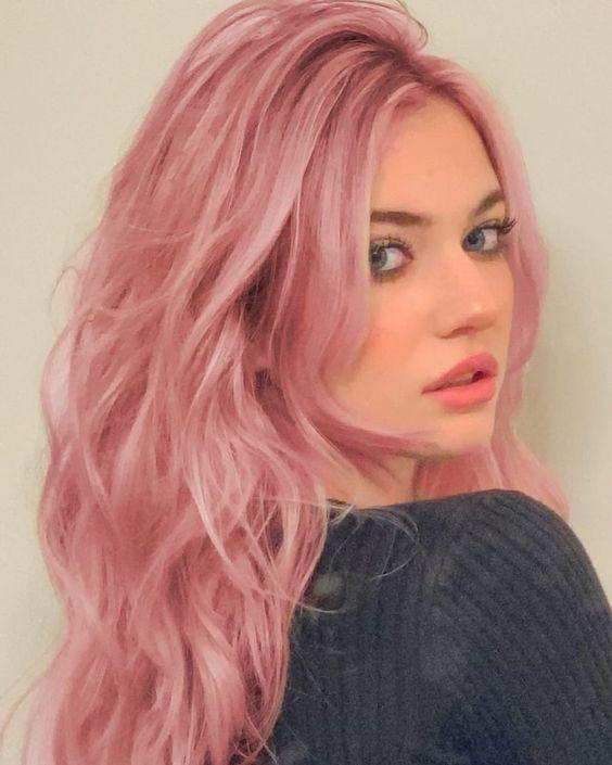 ροζ-μακριά-μαλλιά-με-μπούκλες-για-το-Καλοκαίρι 2022-