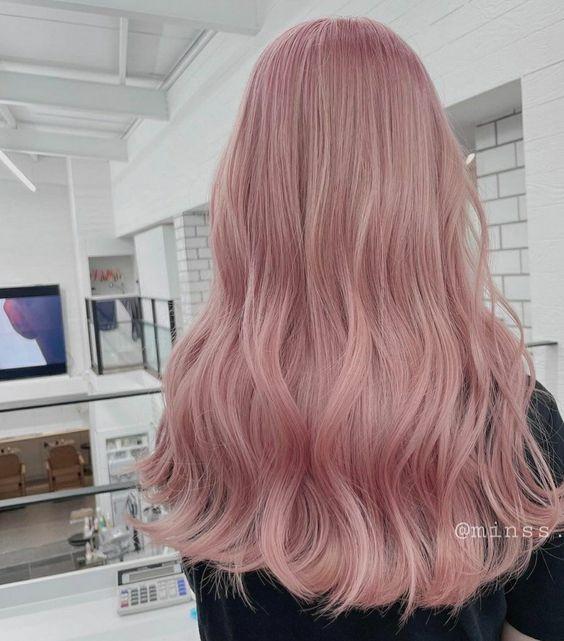 ροζ-μακριά-μαλλιά-κυματιστά-για-το-Καλοκαίρι 2022-